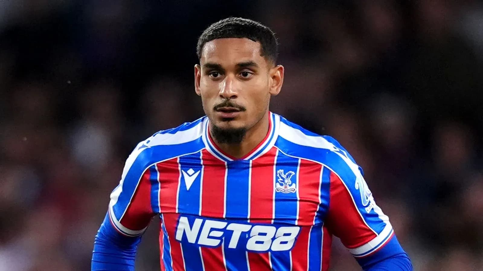 Futbolçu Crystal Palace formasında topa doğru irəliləyir Futbolçu Crystal Palace formasında topa doğru irəliləyir