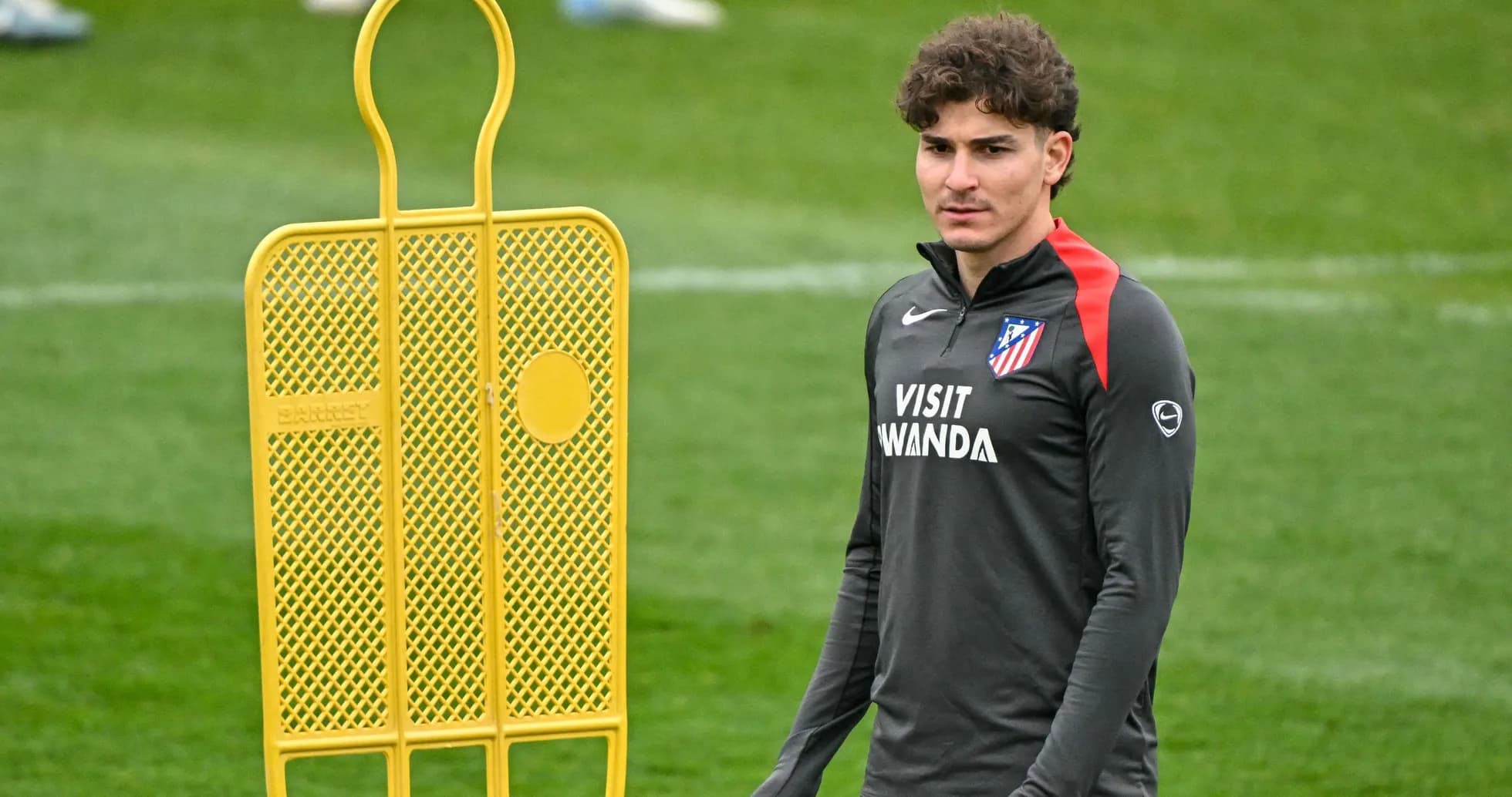 Futbolçu məşq zamanı sarı maneə ilə Futbolçu məşq zamanı sarı maneə ilə