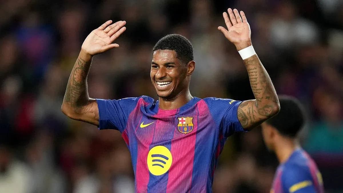 Futbolçu Barça formasında əlini qaldırır Futbolçu Barça formasında əlini qaldırır