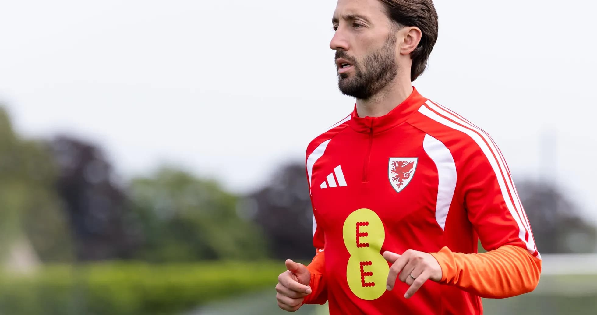Futbolçu məşq zamanı qırmızı forma ilə qaçır Futbolçu məşq zamanı qırmızı forma ilə qaçır