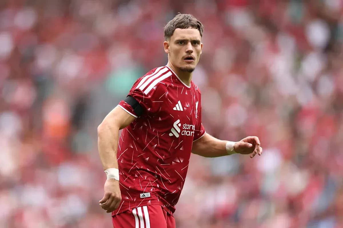 Futbolçu Liverpool formasında oyunçunun sahədəki anı Futbolçu Liverpool formasında oyunçunun sahədəki anı