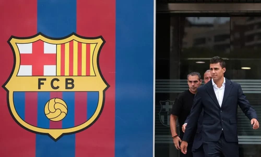 Yeni futbolçunun Barcelona klubunun önündən keçməsi Yeni futbolçunun Barcelona klubunun önündən keçməsi