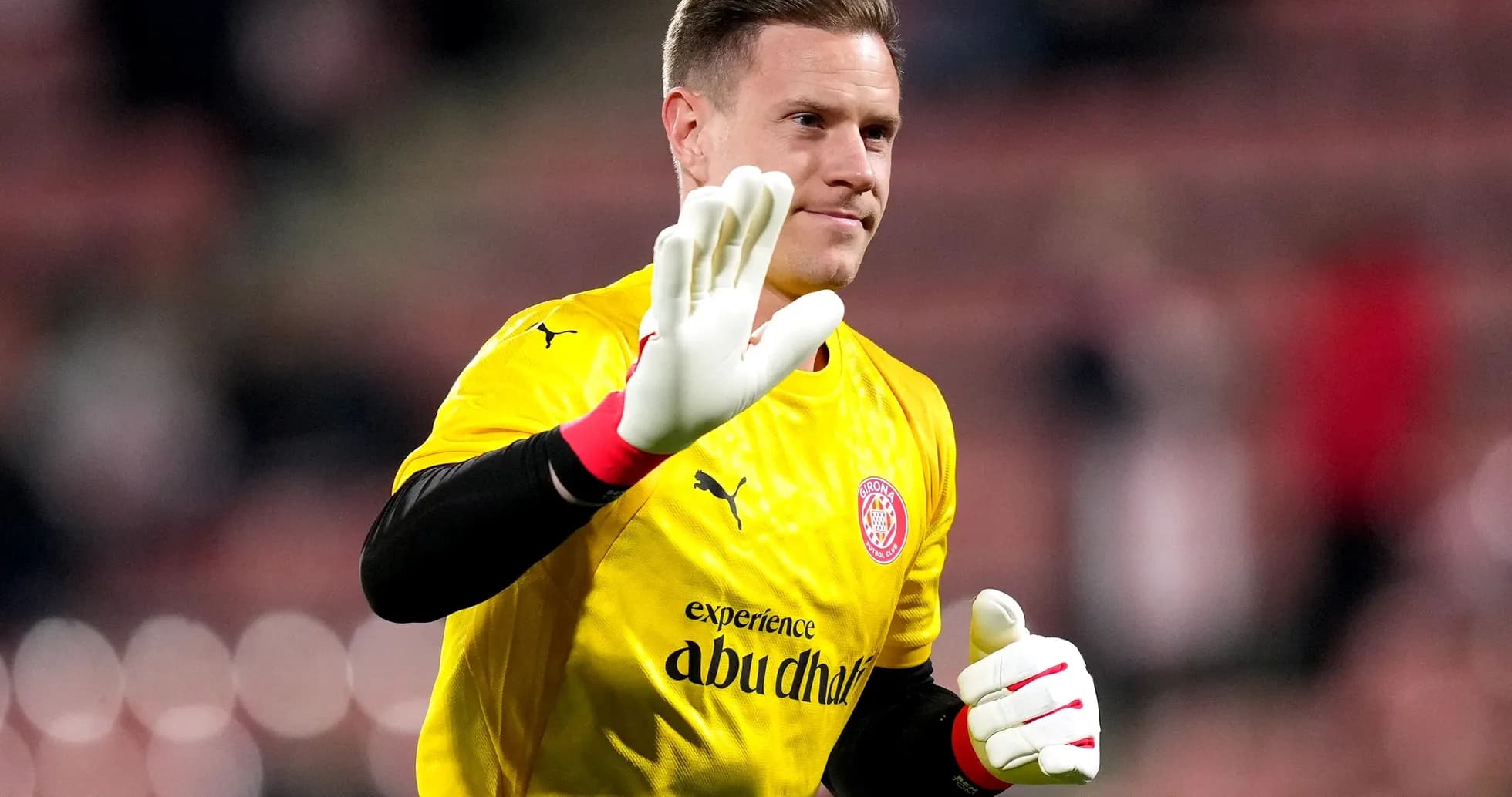 Qolkiper Girona FC komandasının oyunçusu əlini qaldırır Qolkiper Girona FC komandasının oyunçusu əlini qaldırır
