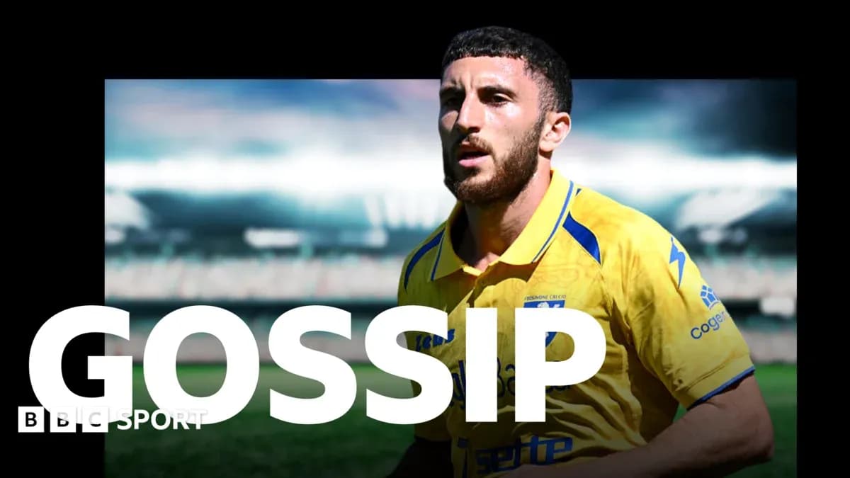 Futbolçu sarı forma ilə oyunda Futbolçu sarı forma ilə oyunda