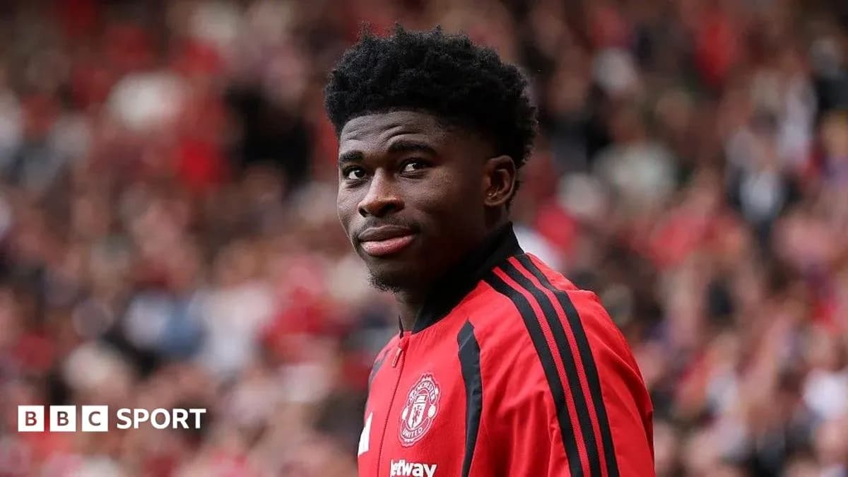 Futbolçu Manchester United forması ilə meydanda Futbolçu Manchester United forması ilə meydanda