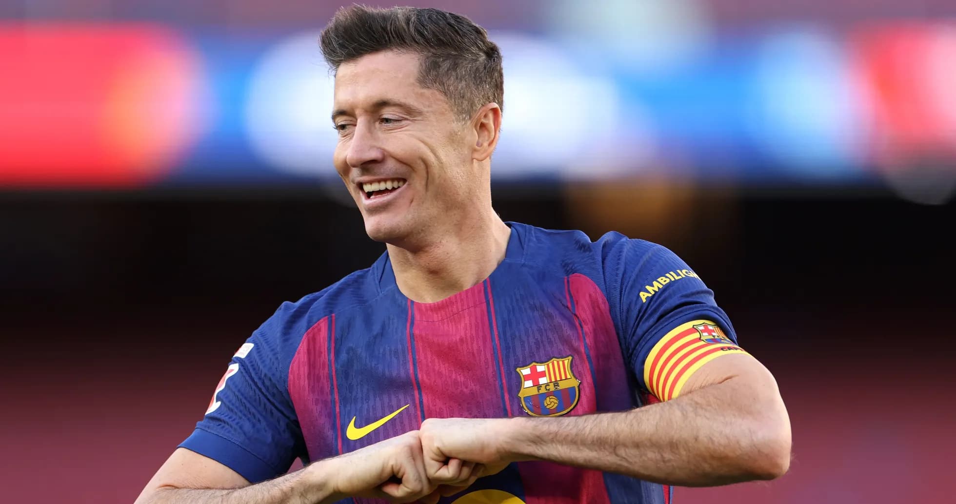 Futbolçu Barcelona formasında gülümsəyərək meydanda Futbolçu Barcelona formasında gülümsəyərək meydanda