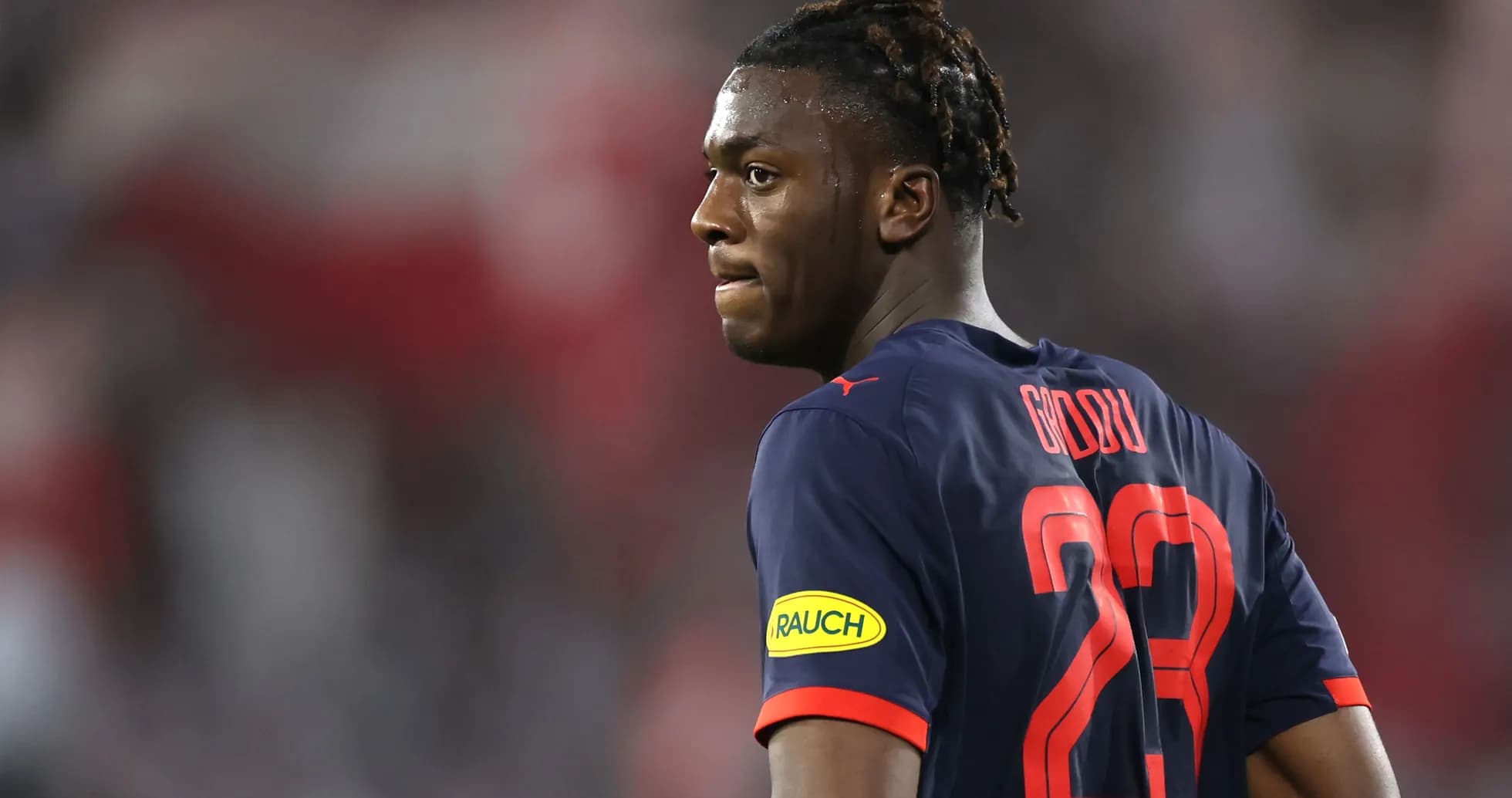 Futbolçu 23 nömrəli forma ilə oyun zamanı Futbolçu 23 nömrəli forma ilə oyun zamanı