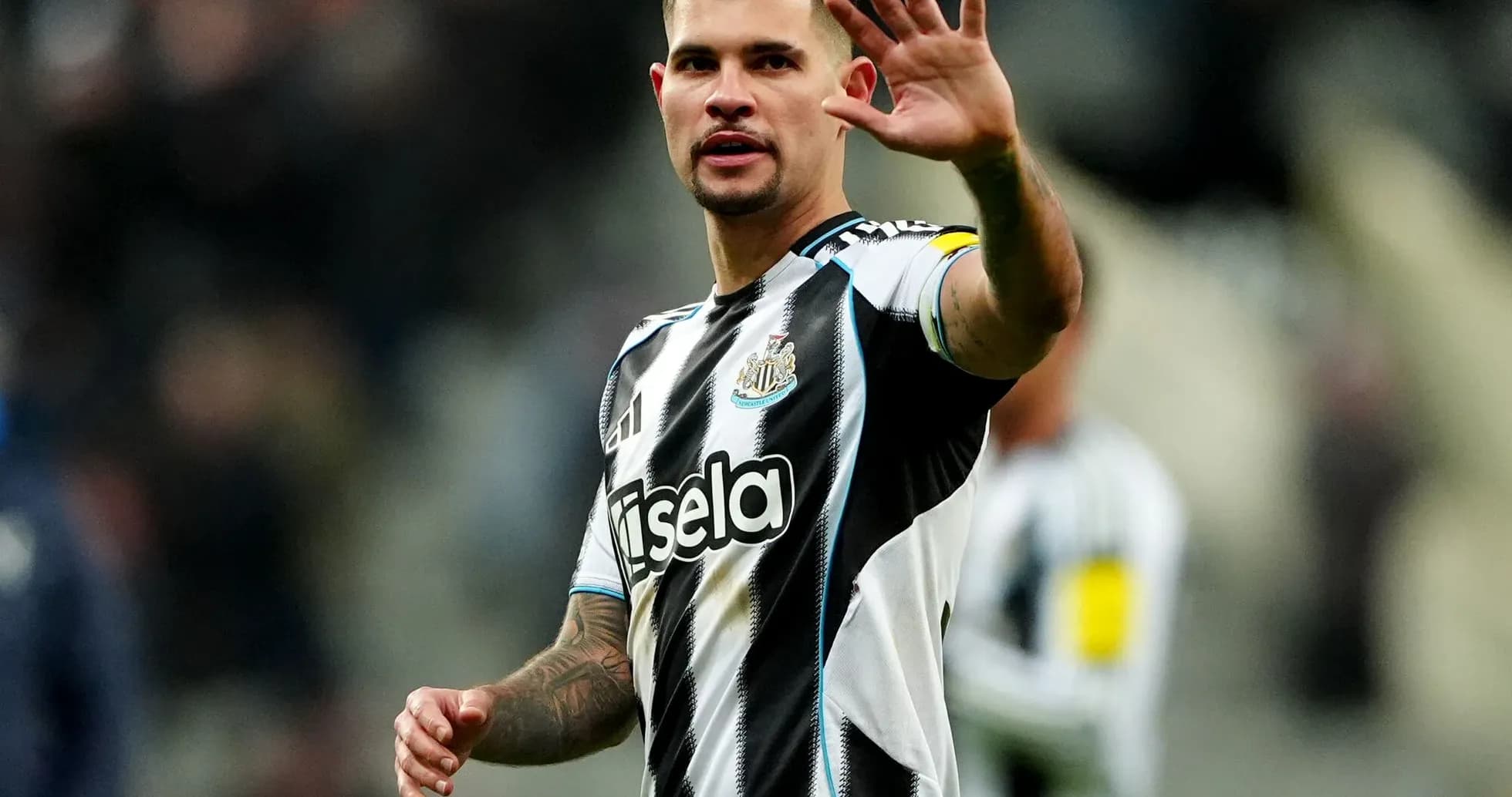 Futbolçu Newcastle formasında tərəfdarlarla əl sıxışır Futbolçu Newcastle formasında tərəfdarlarla əl sıxışır
