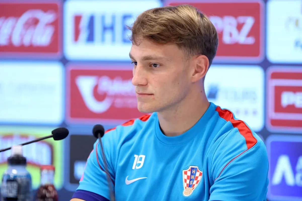 Futbolçu mətbuat konfransında oturur Futbolçu mətbuat konfransında oturur