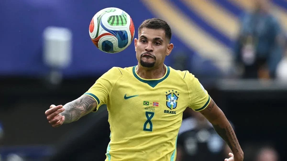 Futbolçu topu havada qarşılayır, Brasil forması geyinib Futbolçu topu havada qarşılayır, Brasil forması geyinib