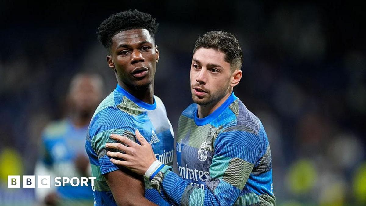 İki futbolçu Real Madrid formasında bir-birinə yaxın durur İki futbolçu Real Madrid formasında bir-birinə yaxın durur