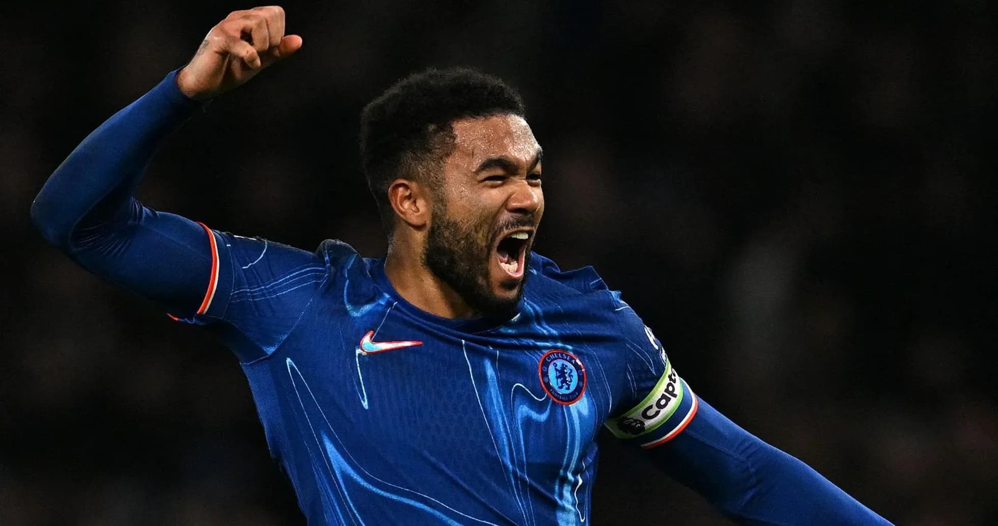 Chelsea futbolçusu sevinclə qollarını qaldırır Chelsea futbolçusu sevinclə qollarını qaldırır