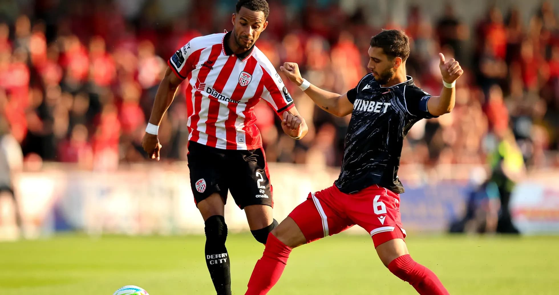 Derry City futbolçusu topu ələ keçirməyə çalışır Derry City futbolçusu topu ələ keçirməyə çalışır