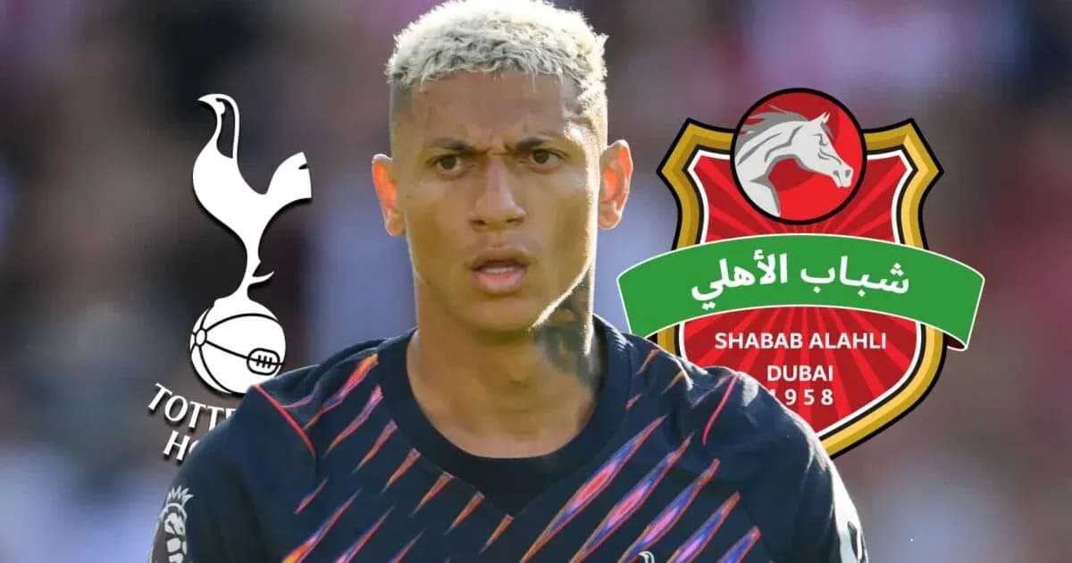 Futbolçu meydanda, Tottenham və Shabab Al Ahli emblemləri ilə Futbolçu meydanda, Tottenham və Shabab Al Ahli emblemləri ilə