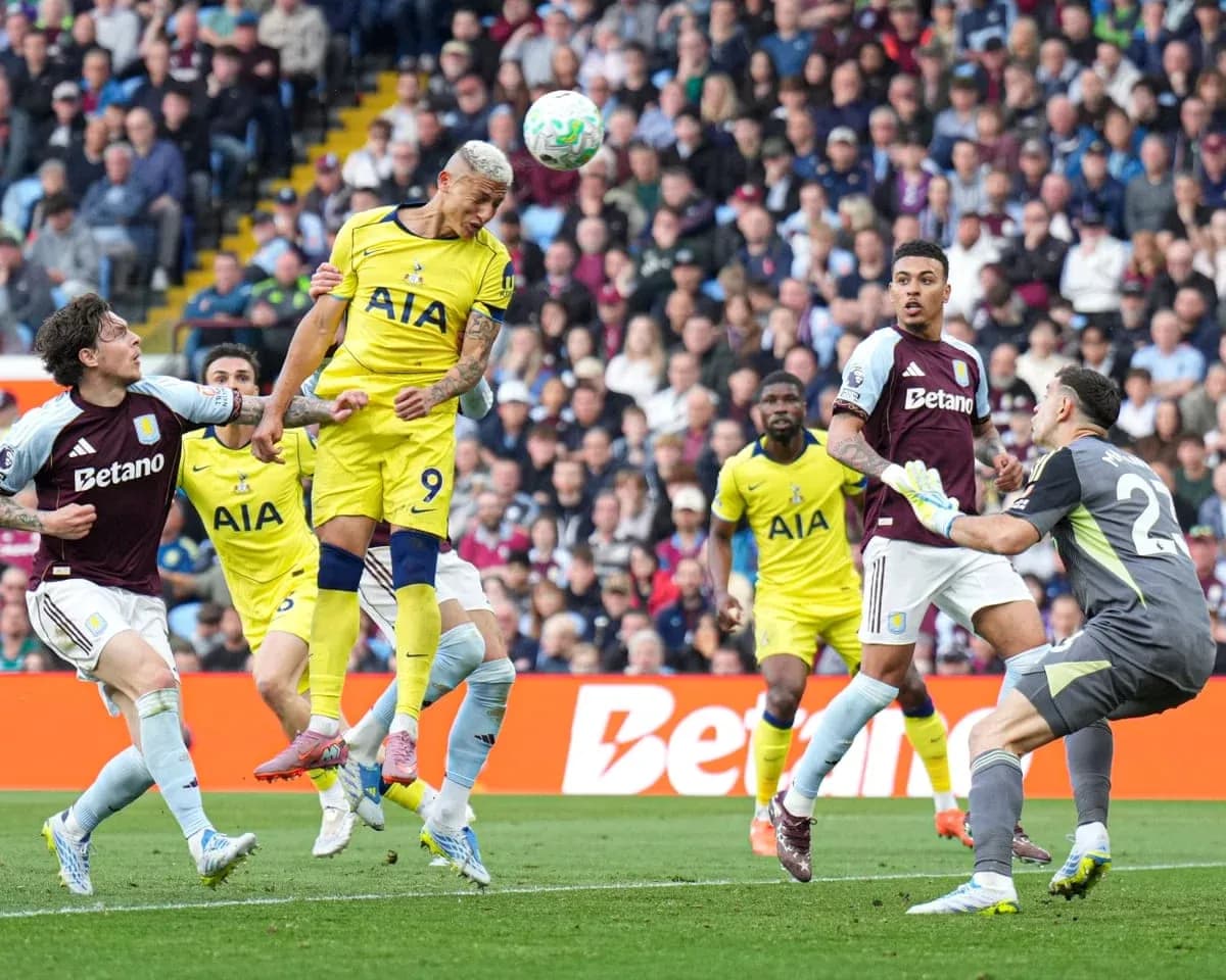 Topu havada qaldıran Tottenham oyunçusu Topu havada qaldıran Tottenham oyunçusu