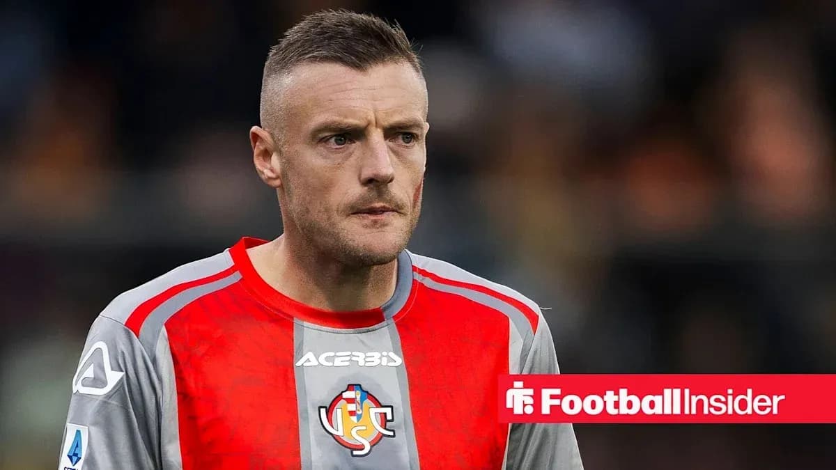 Futbolçu, qırmızı forma ilə meydanda dayanıb Futbolçu, qırmızı forma ilə meydanda dayanıb