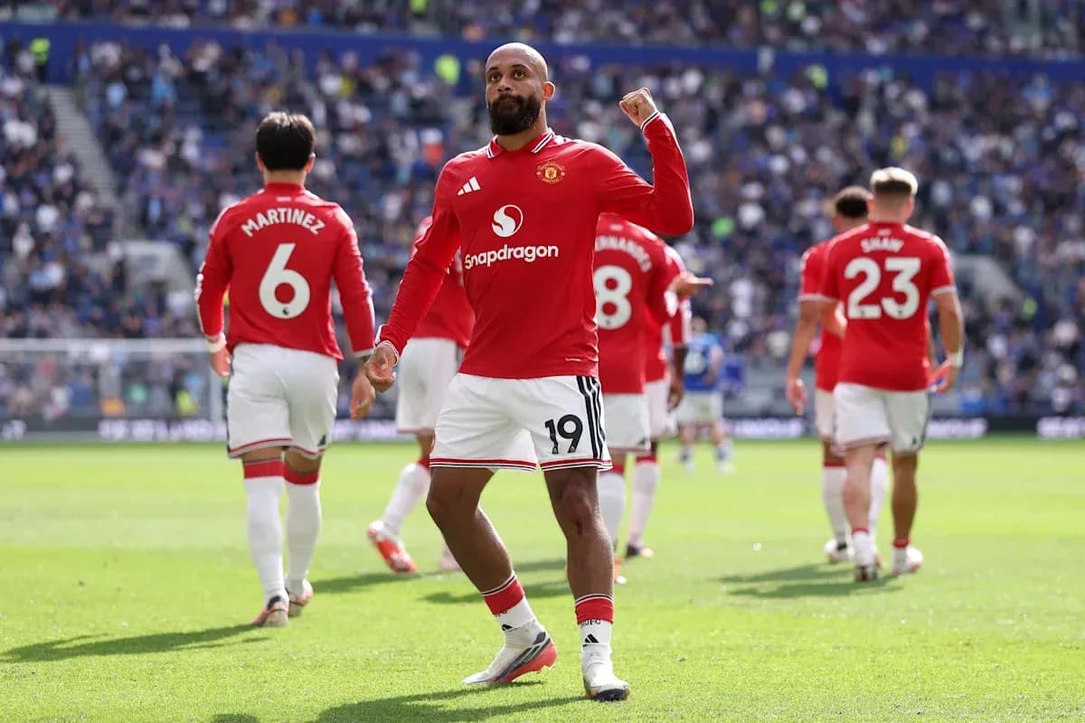 Manchester United players celebrating on the pitch Manchester United players celebrating on the pitch