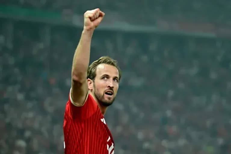 Futbolçu qələbə işarəsi edir stadionda Futbolçu qələbə işarəsi edir stadionda