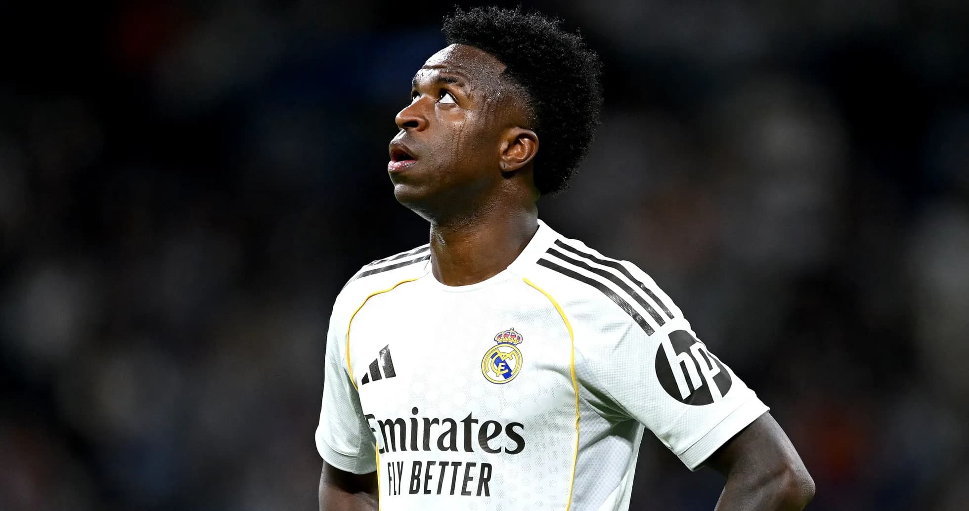 Futbolçu Vinícius Júnior Real Madrid forması geyinib Futbolçu Vinícius Júnior Real Madrid forması geyinib