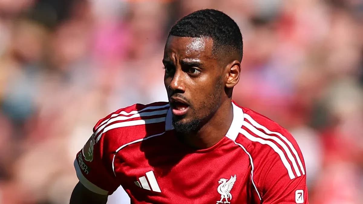 Futbolçu Liverpool formasında topa doğru irəliləyir Futbolçu Liverpool formasında topa doğru irəliləyir