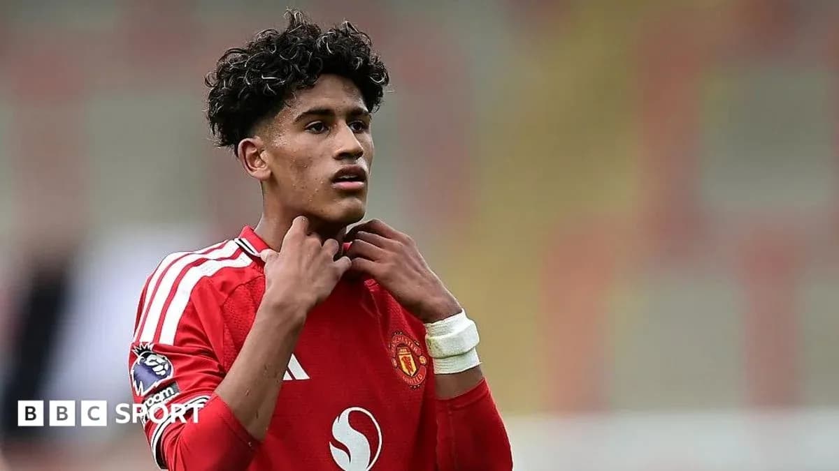 Gənc futbolçu Manchester United formasında meydanda Gənc futbolçu Manchester United formasında meydanda