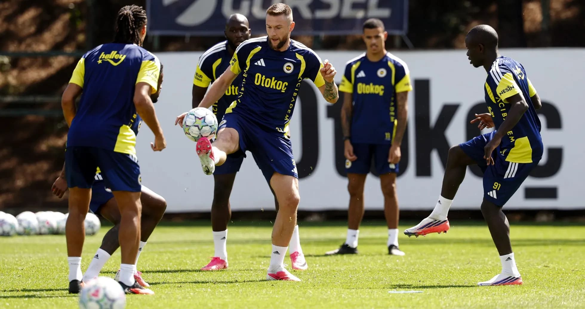 Fenerbahçe futbolçuları məşq zamanı Fenerbahçe futbolçuları məşq zamanı