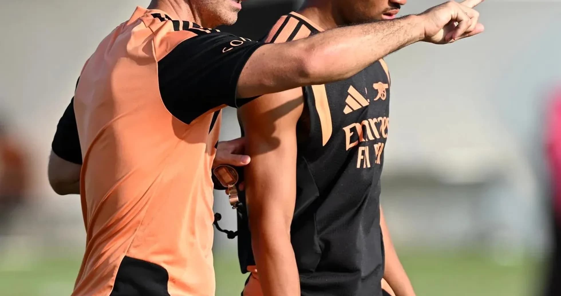 Koç futbolçuya təlimat verir məşq zamanı Koç futbolçuya təlimat verir məşq zamanı