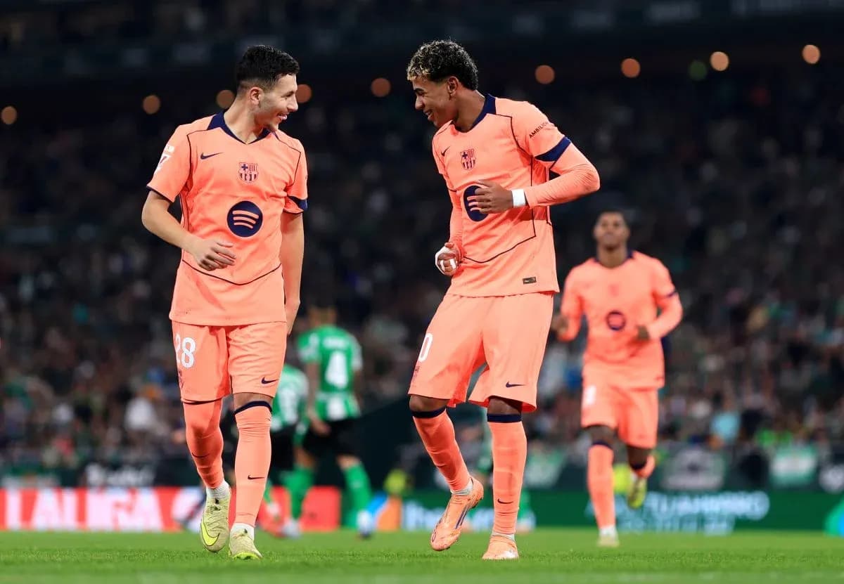 Barcelona futbolçuları sevinclə bir-birinə baxır Barcelona futbolçuları sevinclə bir-birinə baxır