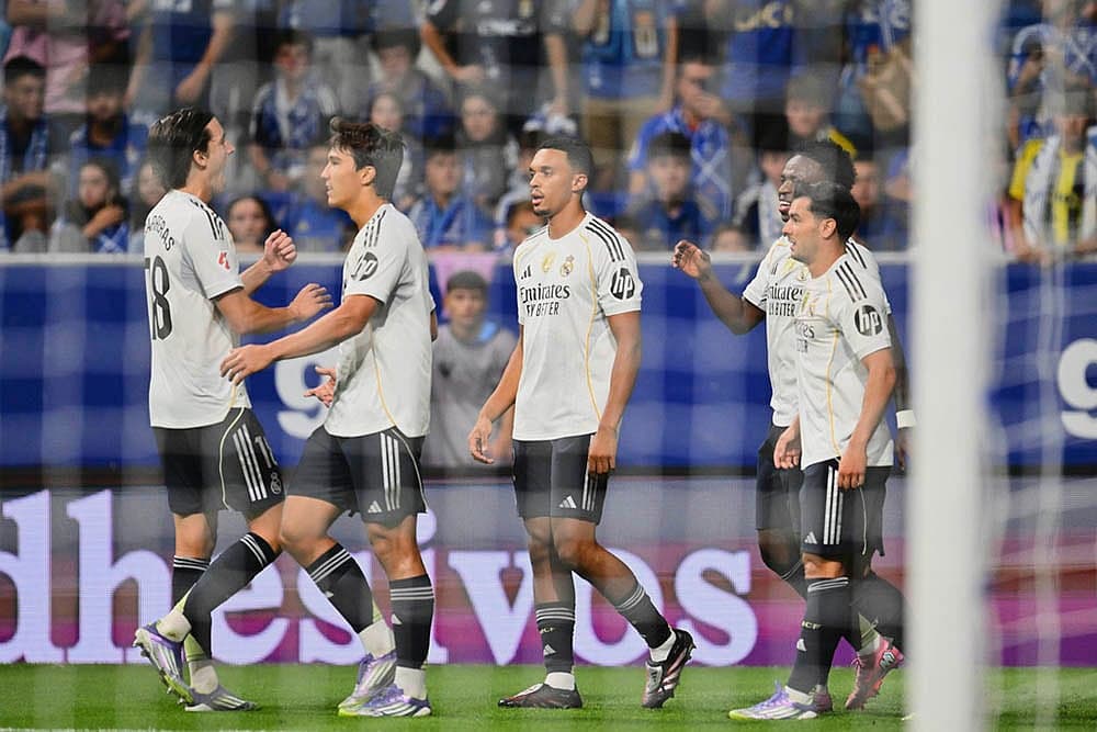 Real Madrid futbolçuları qolu qeyd edirlər Real Madrid futbolçuları qolu qeyd edirlər