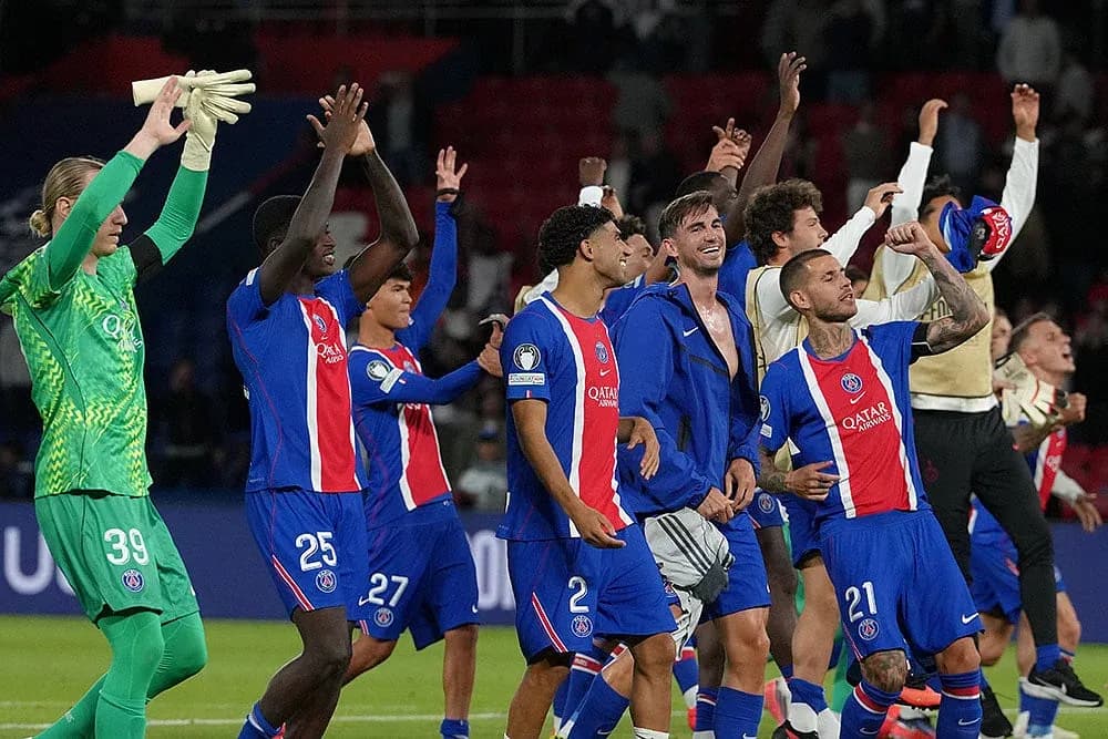 Paris Saint Germain oyunçuları sevinir Paris Saint Germain oyunçuları sevinir