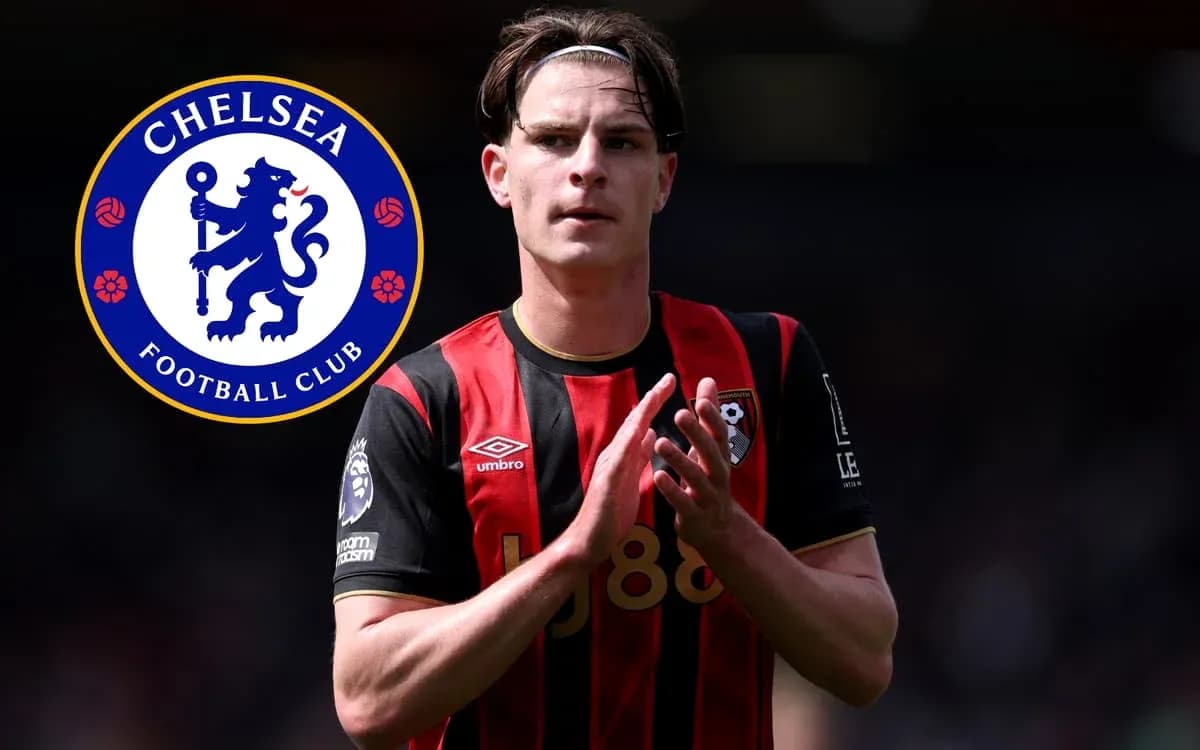 Futbolçu, Bournemouth formasında, Chelsea loqosu ilə Futbolçu, Bournemouth formasında, Chelsea loqosu ilə