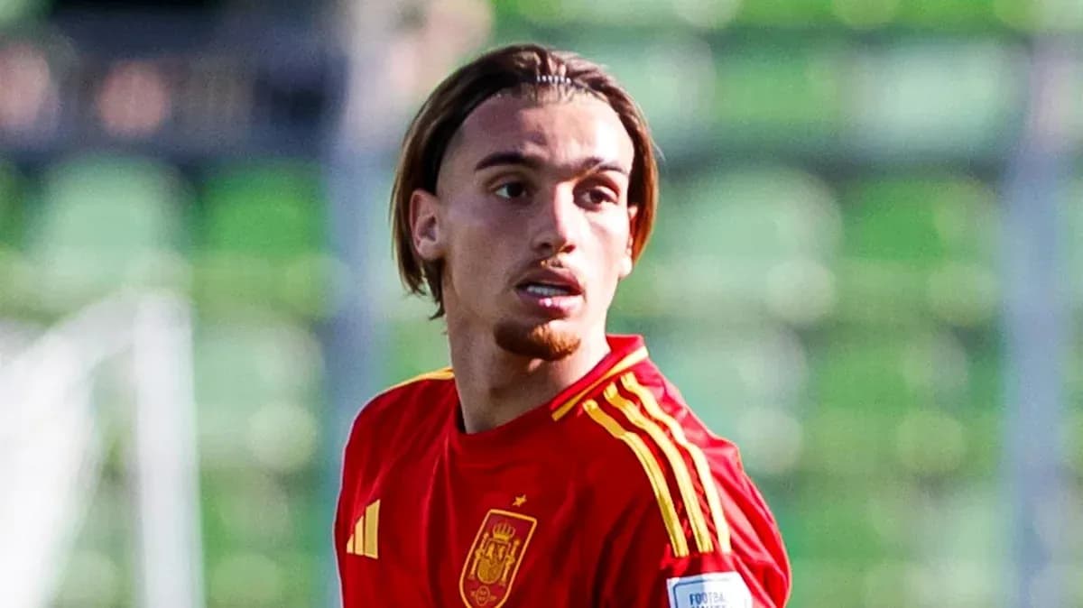 Futbolçu İspaniya milli komandasının formasını geyinir Futbolçu İspaniya milli komandasının formasını geyinir