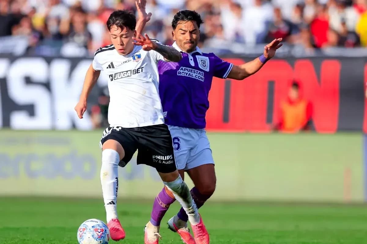 Colo Colo və Concepción oyunçuları mübarizə aparır Colo Colo və Concepción oyunçuları mübarizə aparır
