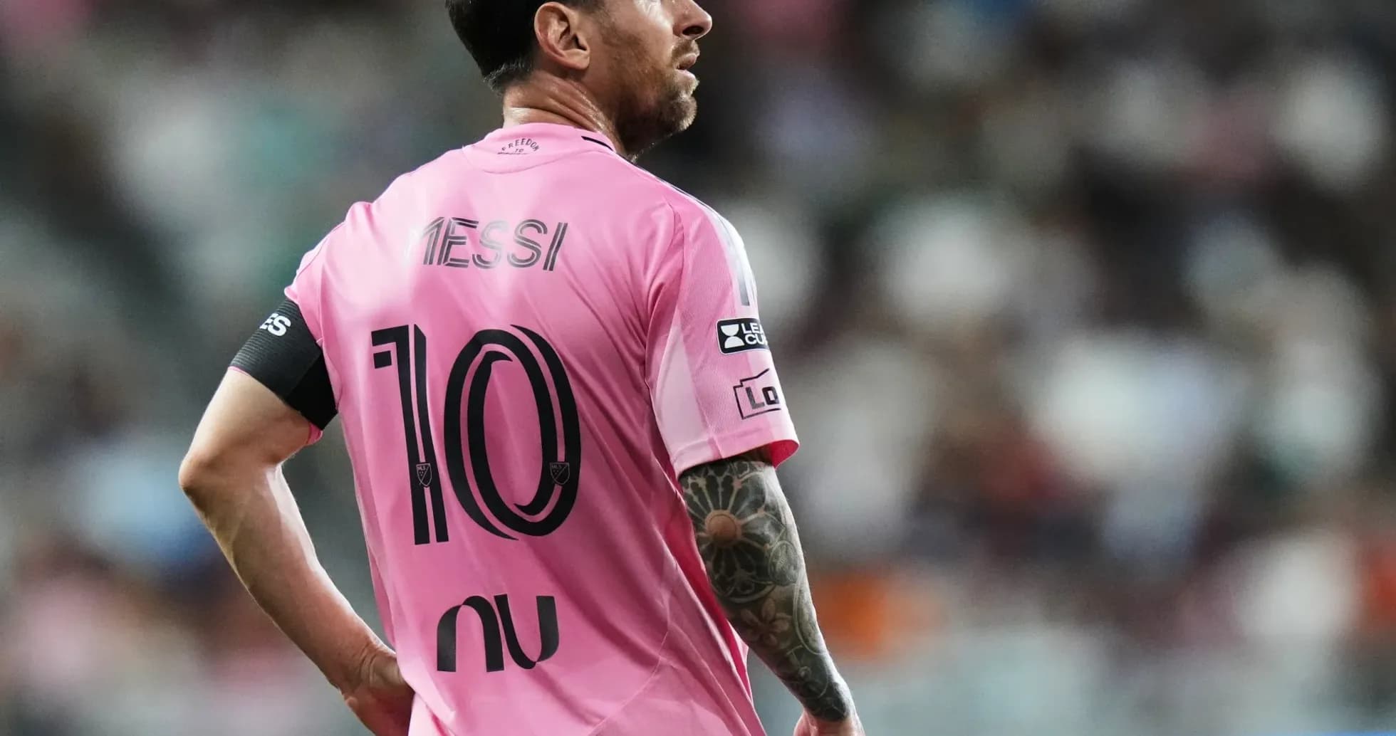 Futbolçu Messi, çəhrayı forma ilə oyun sahəsində Futbolçu Messi, çəhrayı forma ilə oyun sahəsində