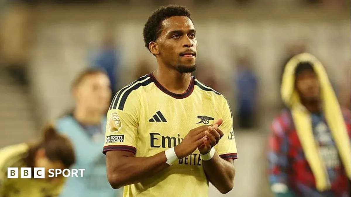 Futbolçu Arsenal formasında meydanda əl çalıb Futbolçu Arsenal formasında meydanda əl çalıb