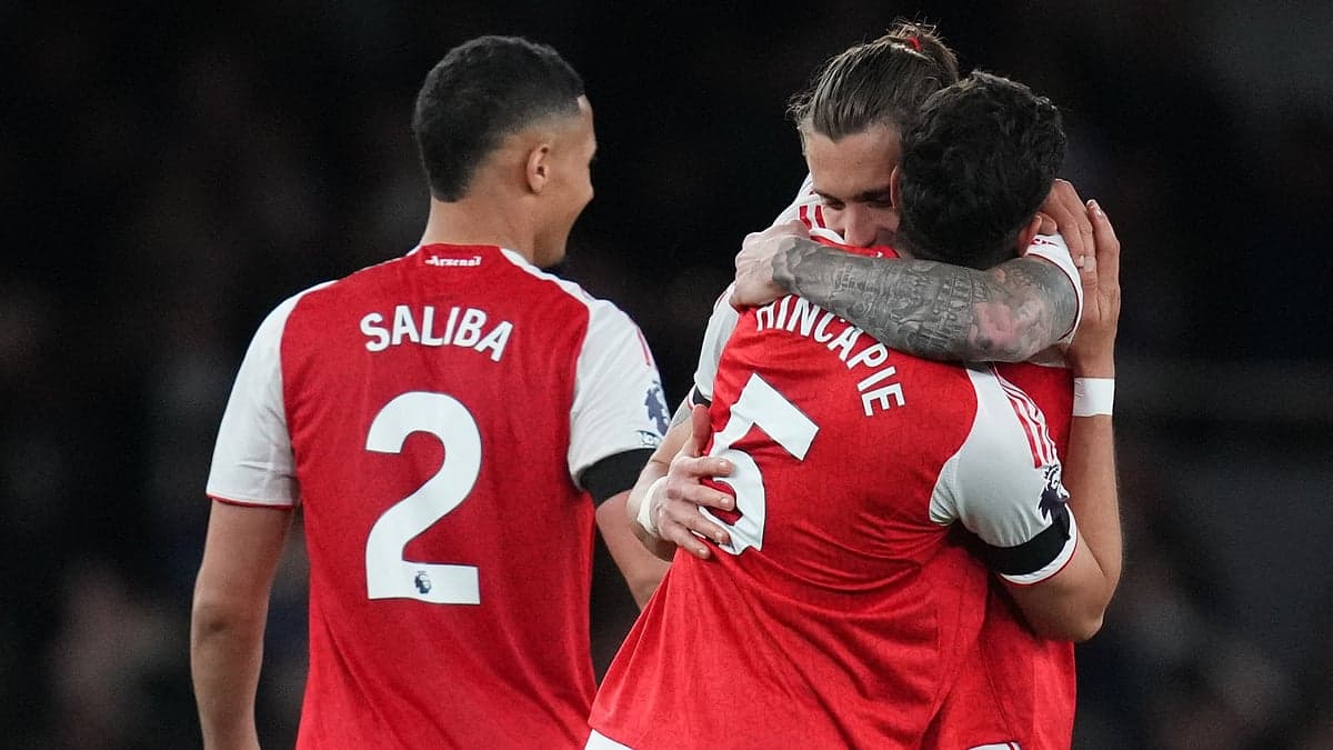 Arsenal oyunçuları bir-birini qucaqlayır Arsenal oyunçuları bir-birini qucaqlayır