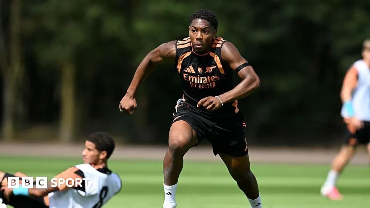 Futbolçu məşq zamanı qaçaraq iştirak edir Futbolçu məşq zamanı qaçaraq iştirak edir