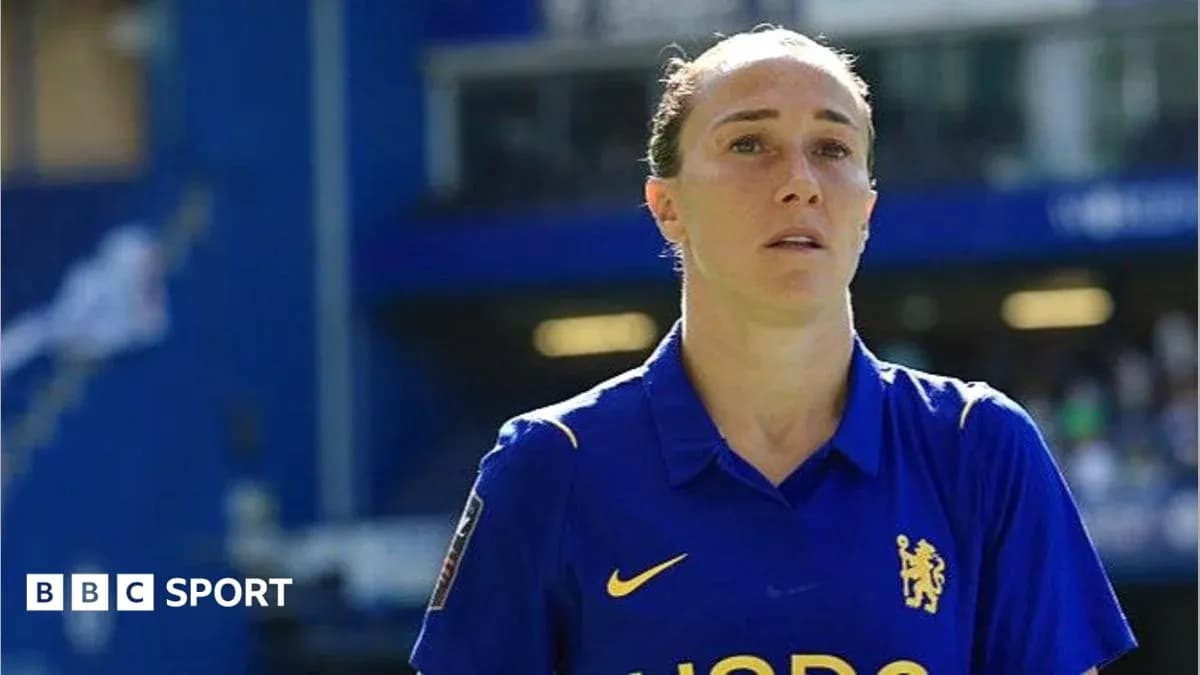 Futbolçu Chelsea formanı geyinib, stadionda durur Futbolçu Chelsea formanı geyinib, stadionda durur