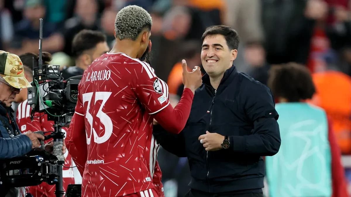 Futbolçu və məşqçi arasında söhbət stadionda Futbolçu və məşqçi arasında söhbət stadionda