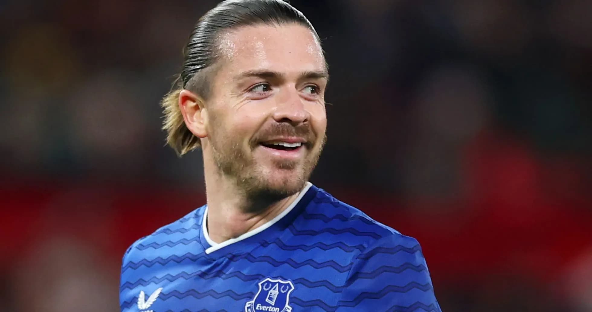 Futbolçu Everton formasında gülərək görünür Futbolçu Everton formasında gülərək görünür