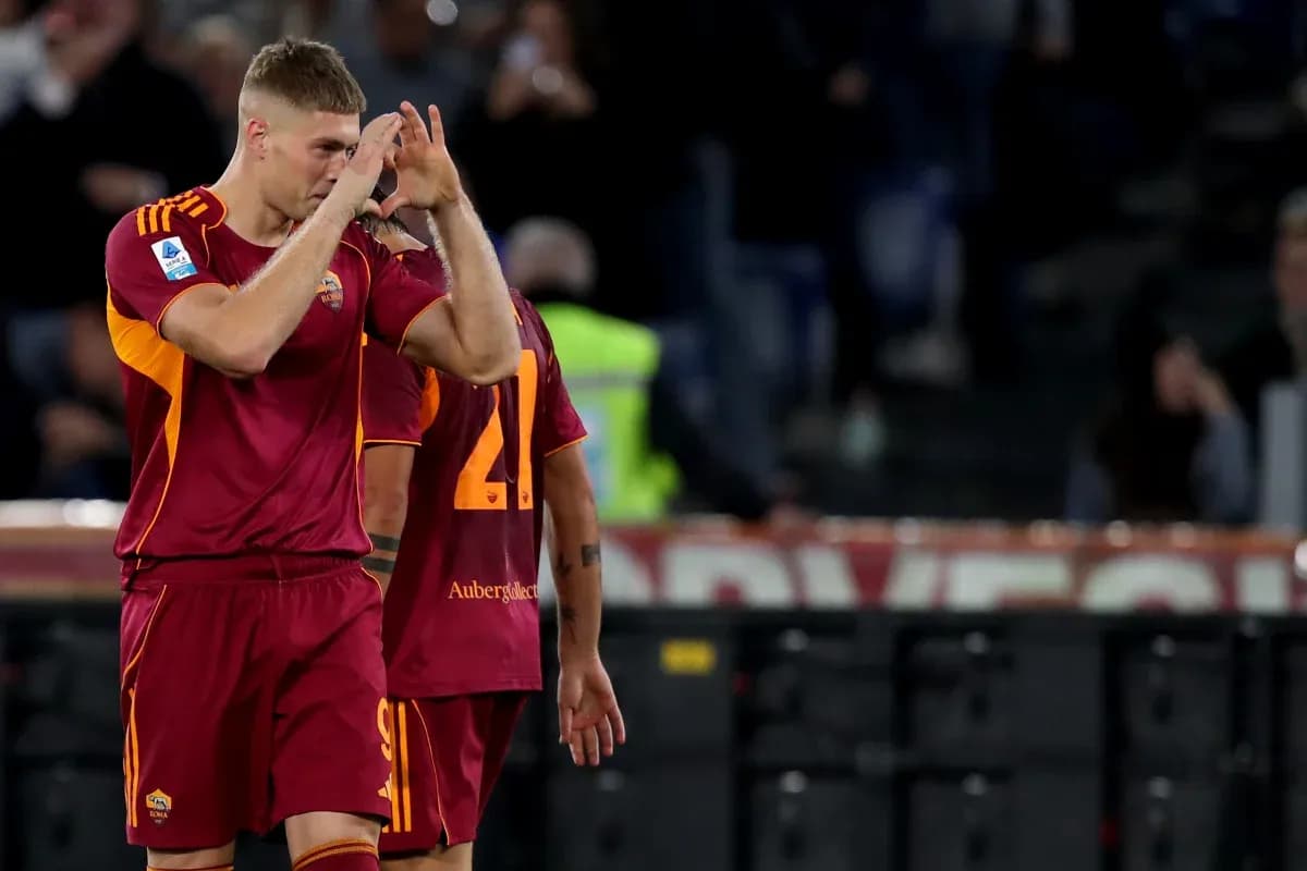 AS Roma oyunçusu sevinci göstərir AS Roma oyunçusu sevinci göstərir