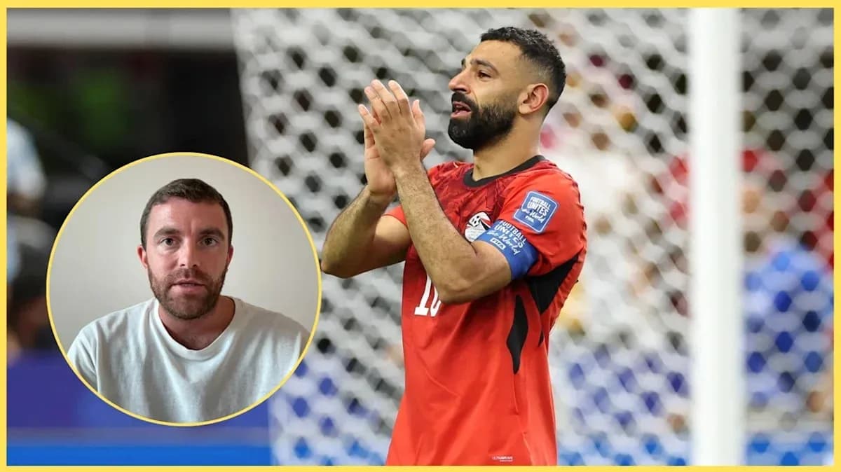 Futbolçu qırmızı forma ilə meydanda alqışlayır Futbolçu qırmızı forma ilə meydanda alqışlayır