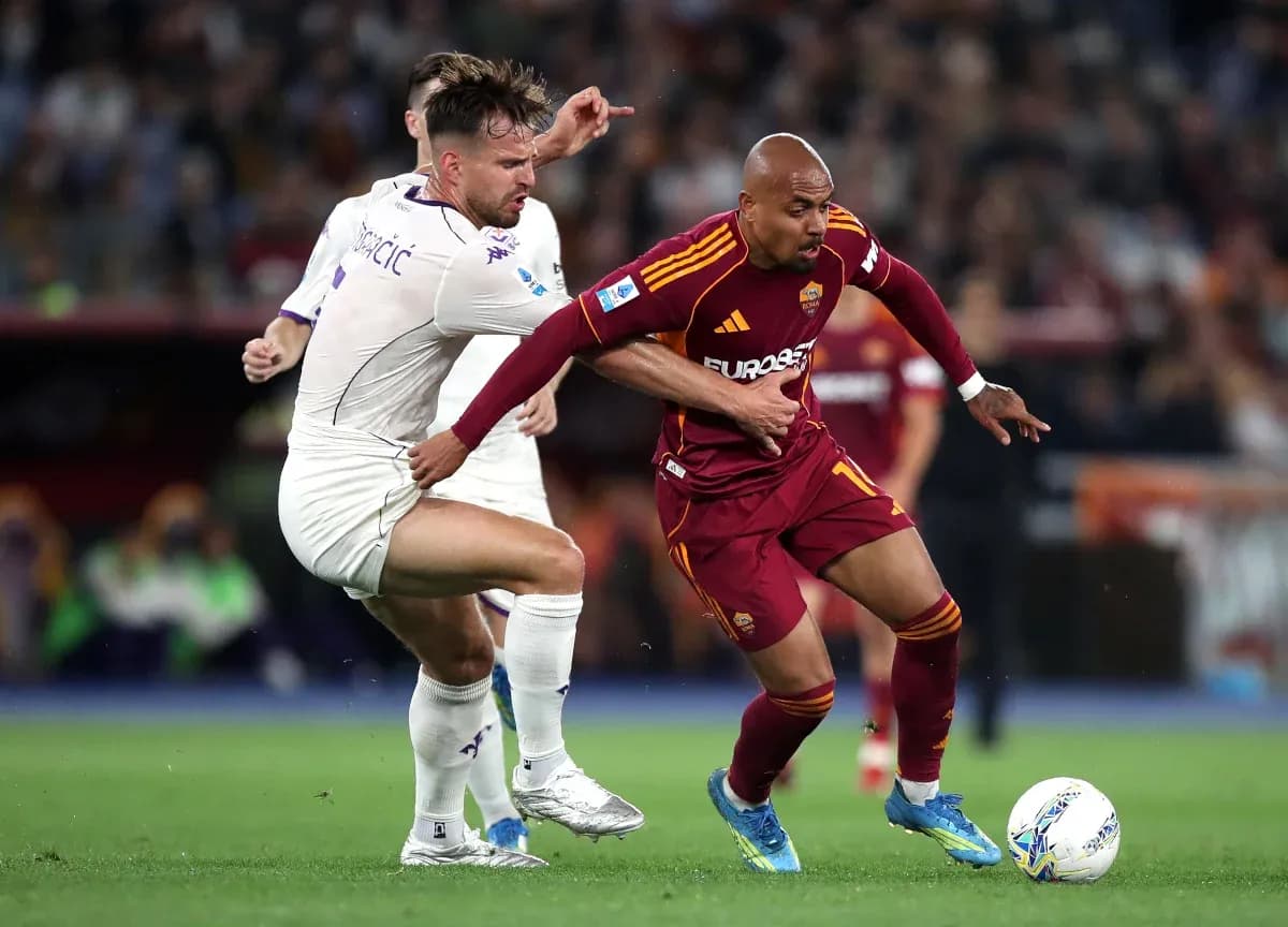AS Roma və Fiorentina futbolçuları mübarizədə AS Roma və Fiorentina futbolçuları mübarizədə