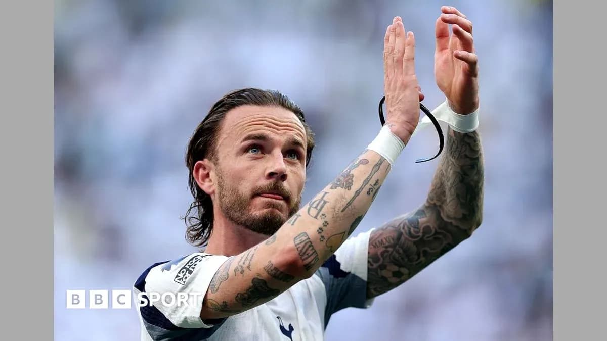 Futbolçu əlini qaldıraraq azarkeşləri salamlamaqdədir Futbolçu əlini qaldıraraq azarkeşləri salamlamaqdədir