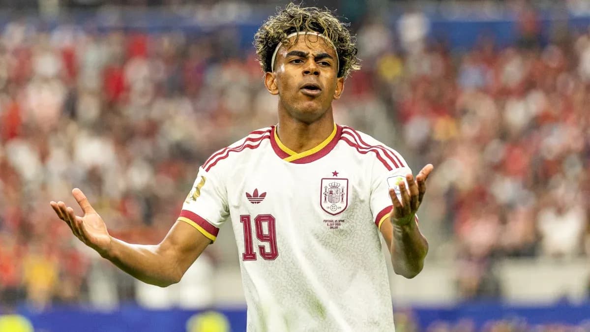Futbolçu 19 nömrəli forma ilə meydanda Futbolçu 19 nömrəli forma ilə meydanda