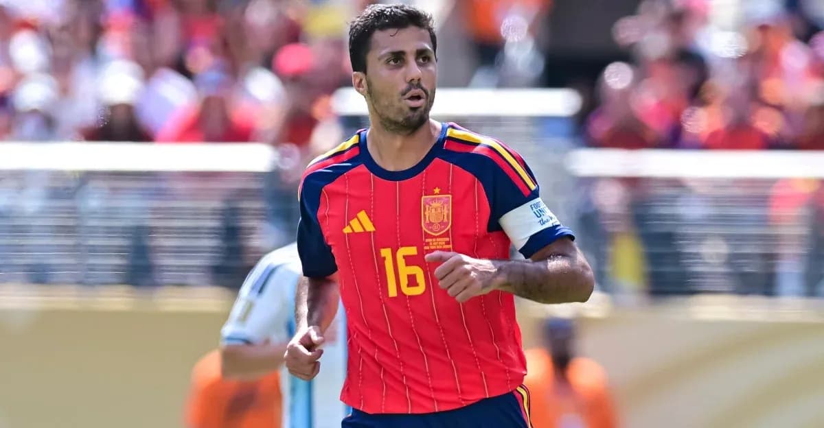 Futbolçu İspaniya milli komandasının formasını geyinib Futbolçu İspaniya milli komandasının formasını geyinib