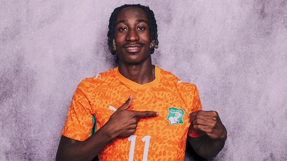 Futbolçu portretində, Cote d'Ivoire formasında Futbolçu portretində, Cote d'Ivoire formasında