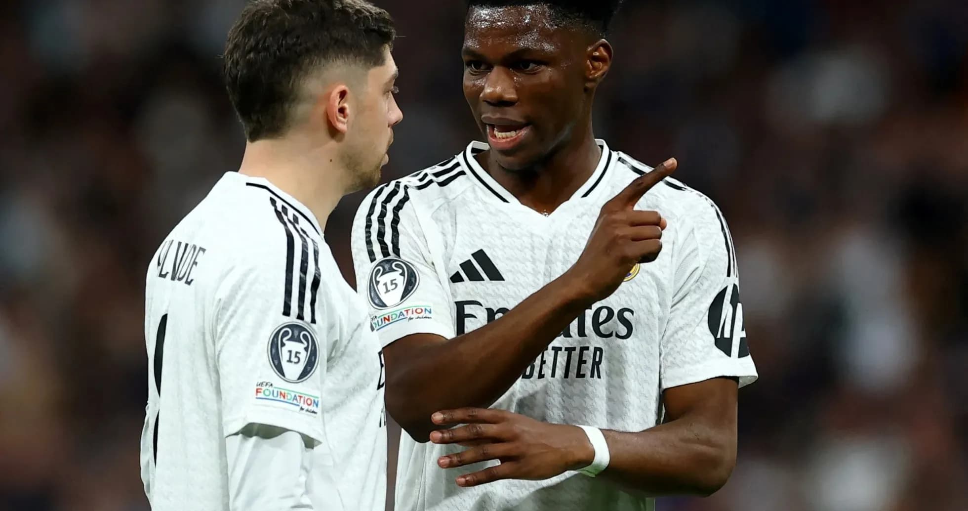 İki futbolçu müzakirə edir, Real Madrid forması geyinib İki futbolçu müzakirə edir, Real Madrid forması geyinib