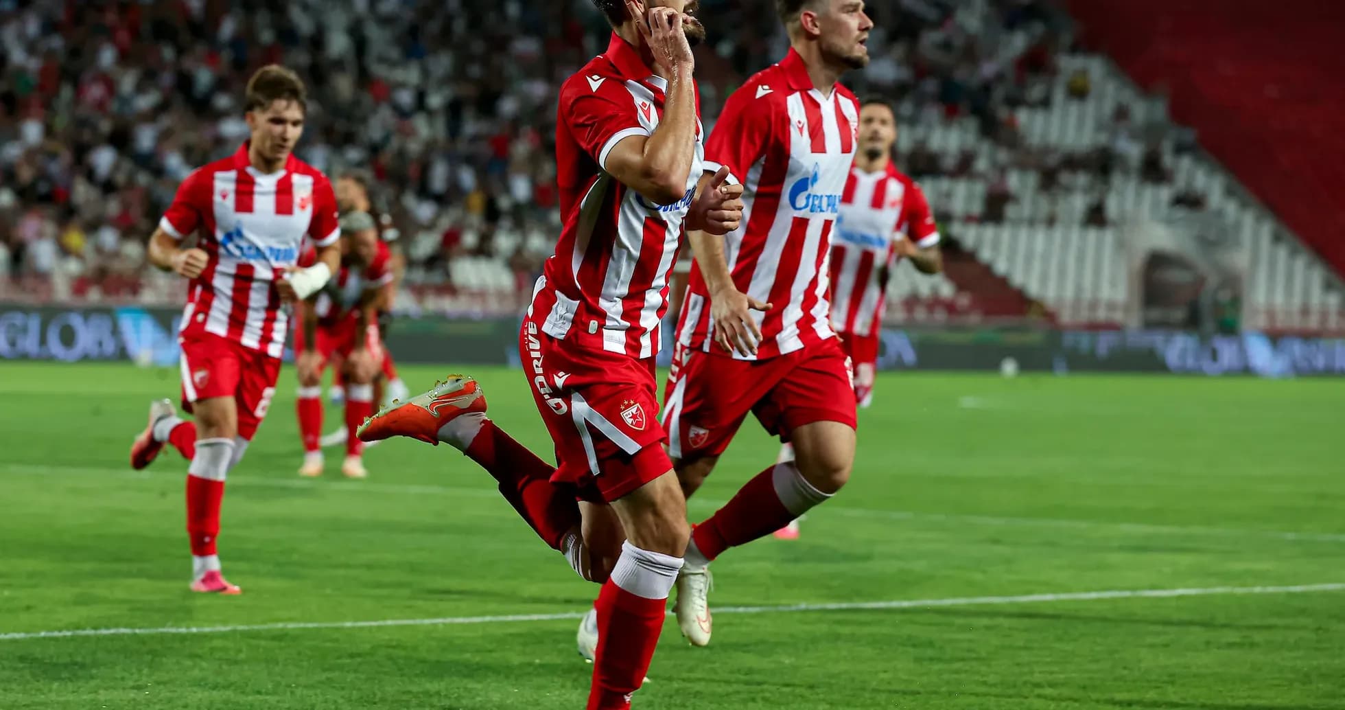 FK Crvena Zvezda futbolçusu qolu qeyd edir FK Crvena Zvezda futbolçusu qolu qeyd edir