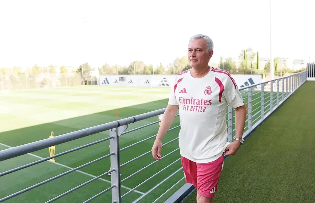 Müəllim futbol meydançasında yürüyür Müəllim futbol meydançasında yürüyür